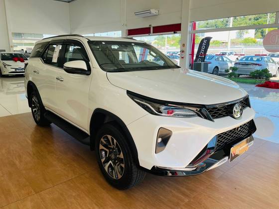 TOYOTA HILUX SW4 2.8 D-4D TURBO DIESEL SRX 7L 4X4 AUTOMÁTICO
